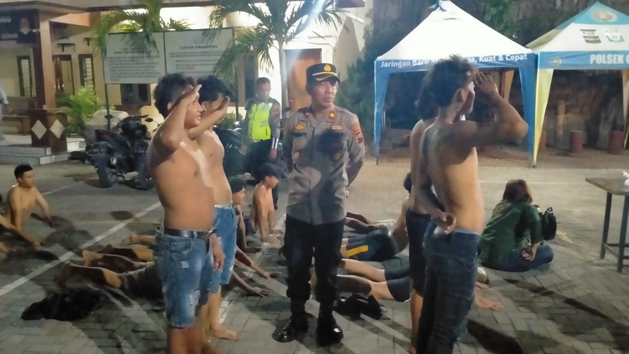 Sebanyak 15 orang yang diamankan diminta menyanyikan lagu Indonesia Raya  dan mengucapkan Pancasila di Mapolsek Genuk, Minggu (22/9/2024).