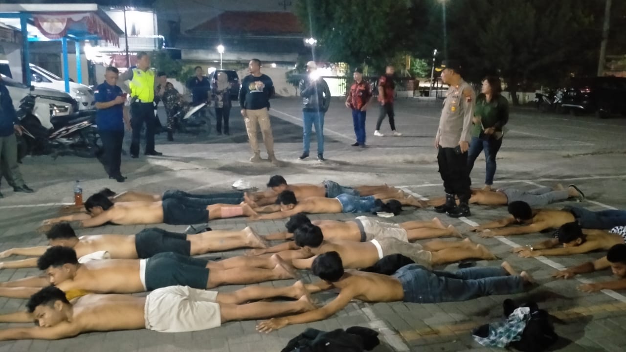 sEBANYAJ 15 orang YANG diamankan mendapat hukuman fisik di Mapolsek Genuk, Minggu (22/9/2024).