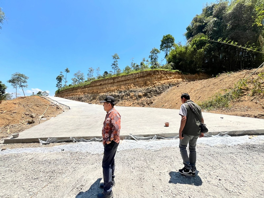 Proyek jalan dan jembatan di ruas Tlogo-Jengkol sepanjang 1 kilometer yang akan menjadi alternatif wisatawan saat akan berkunjung ke Kawasan Wisata Telaga Menjer.