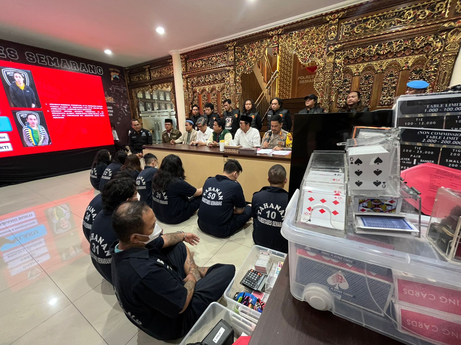 Gaji yang didapatkan para pekerja di tempat perjudian Kasino Babyface Puri Anjasmoro Semarang Barat ada yang mencapai Rp 300 ribu per hari.