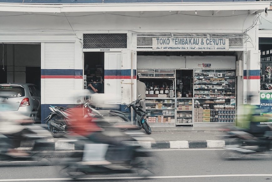 Pemandangan toko wiwoho dari pinggir jalan