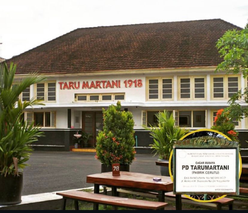 Nah pabrik cerutu Taru Martani yang satu ini agak beda dan unik karena usianya yang telah mencapai satu abad lebih lho