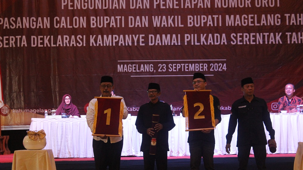 Dua paslon bupati dan wakil bupati Magelang menunjukkan nomor urut. Paslon Sudaryanto dan Agung Trijaya memperoleh nomor urut 1, sedangkan paslon Grengseng Pamuji dan Sahid nomor urut 2.