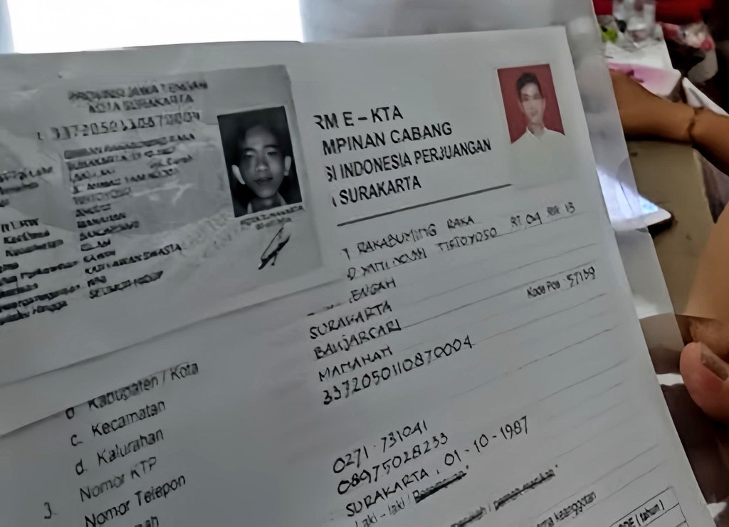 Berkas pencalonan Gibran saat mendaftarkan diri sebagai Wali Kota Solo yang di dalamnya termuat nomor hp.