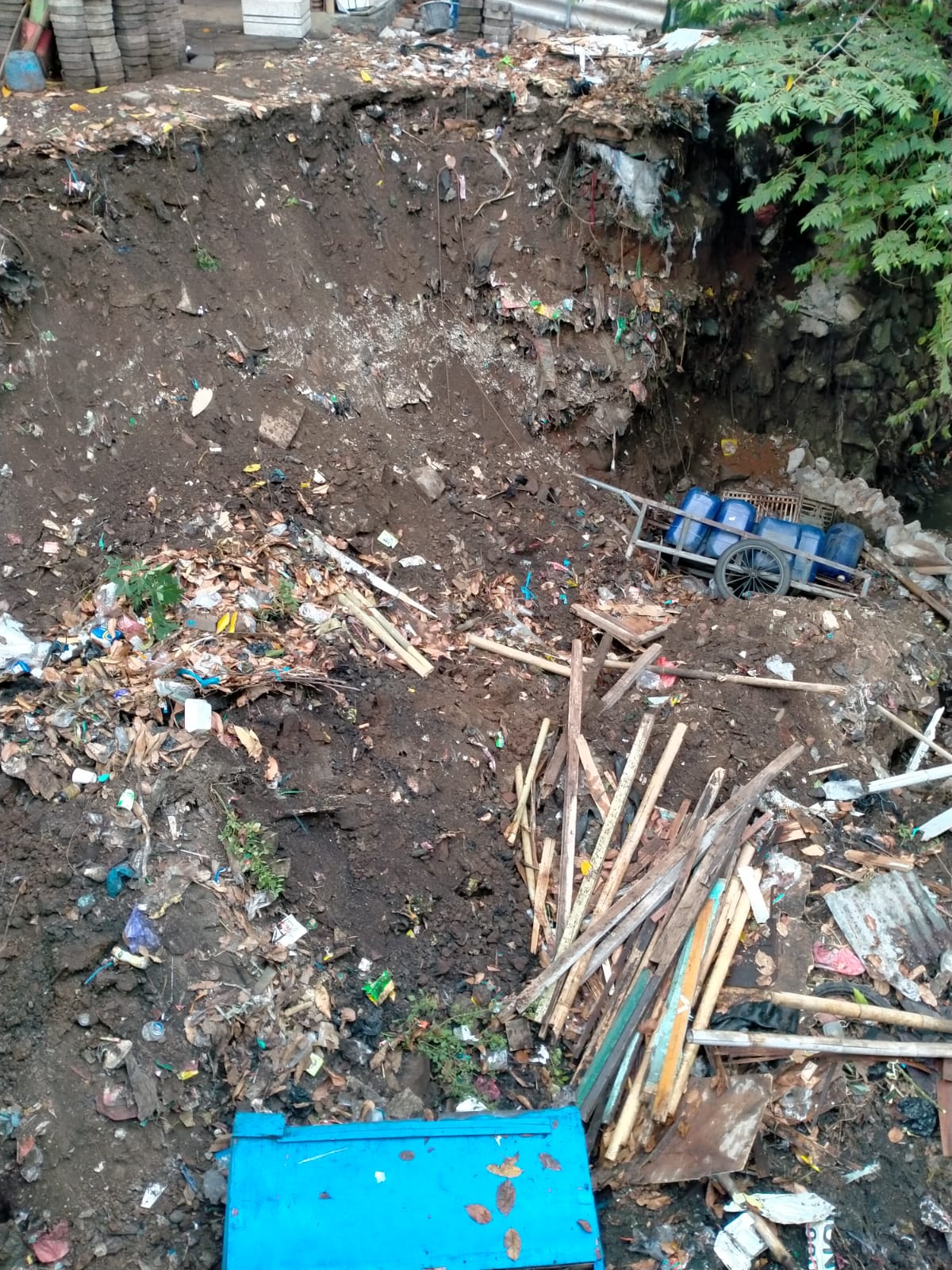 Talut anak Sungai Banjir Kanal Timur di Jalan Kanal Peterongan RT 7 RW 6 Semarang Selatan yang longsor