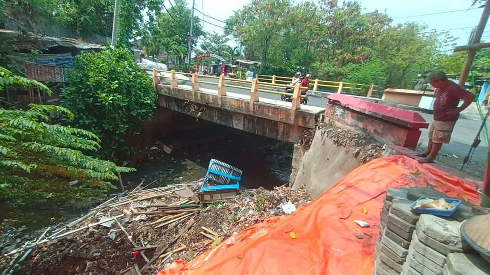 Ketua RW 6 Kelurahan Peterongan Semarang Selatan Sutarto mengecek talut anak Sungai Banjir Kanal Timur di Jalan Kanal, Kelurahan Peterongan, Semarang Selatan yang longsor, Selasa (24/9/2024).