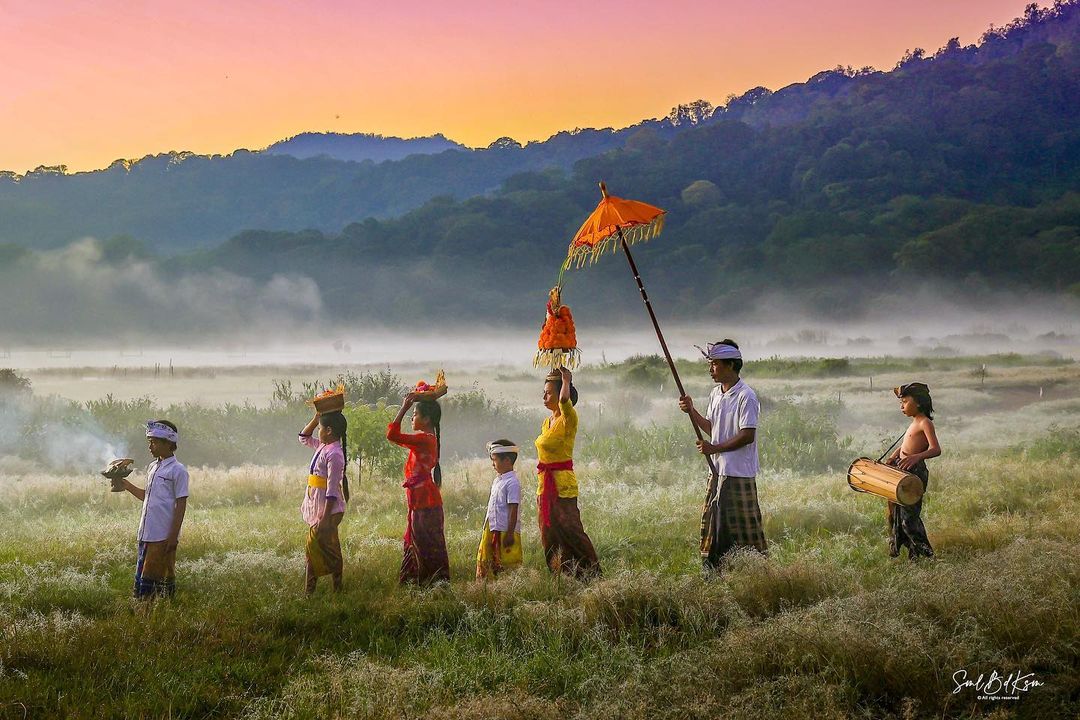 Hari Raya Galungan adalah salah satu perayaan penting dalam tradisi Hindu Bali yang dirayakan setiap 210 hari, sesuai dengan kalender Bali.