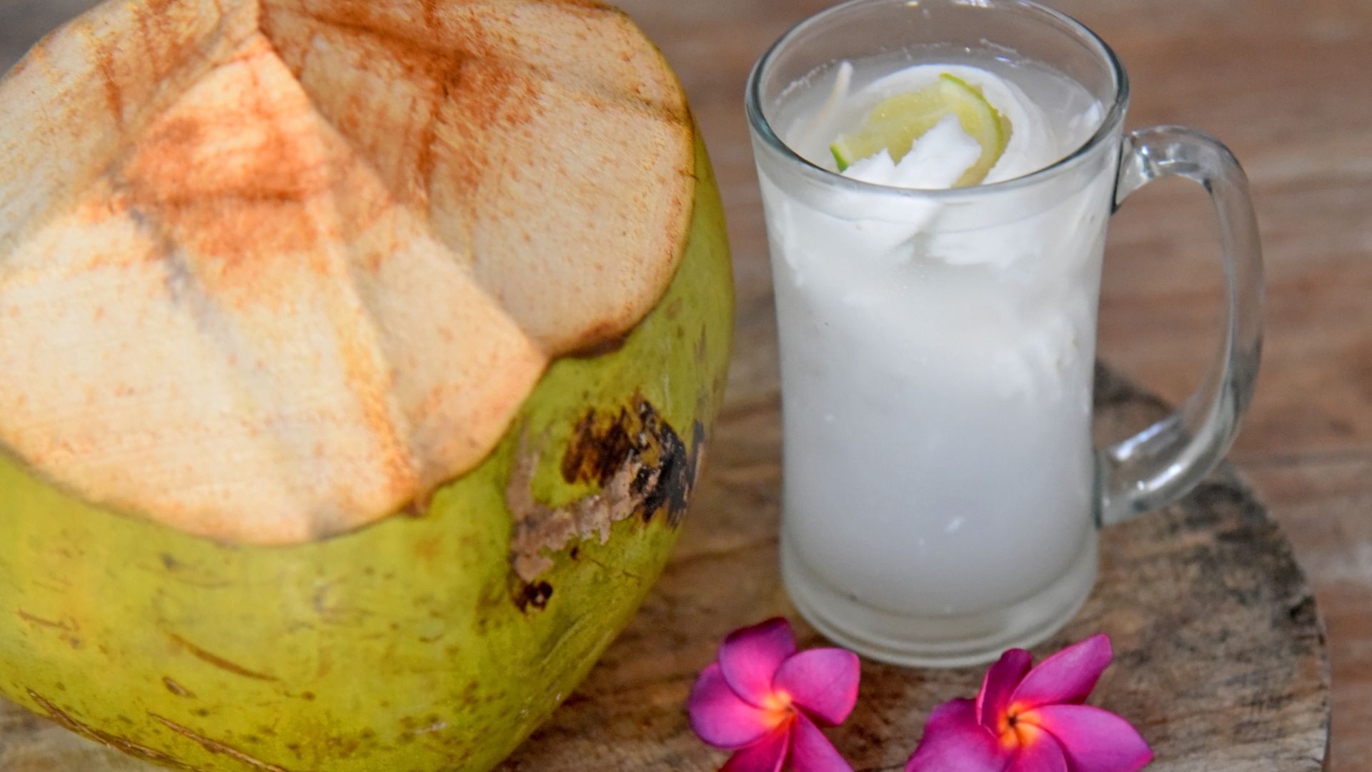 Air kelapa muda umumnya terkenal sebagai cairan penetral tubuh,  sehingga tak heran banyak orang meminumnya sebagai alternatif pengobatan