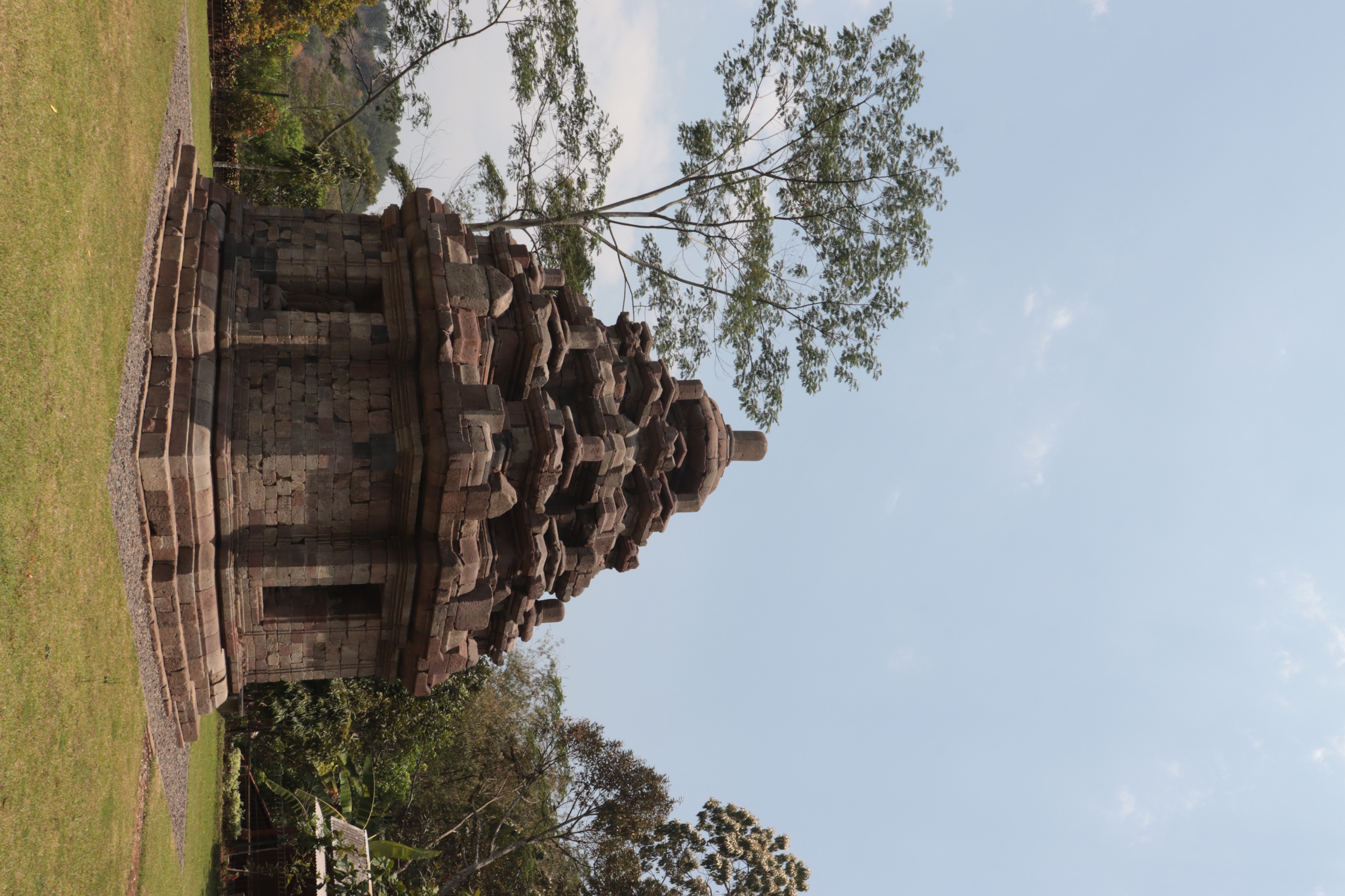 Selain Candi Borobudur, Magelang juga memiliki banyak candi yang tak kalah menarik untuk dikunjungi