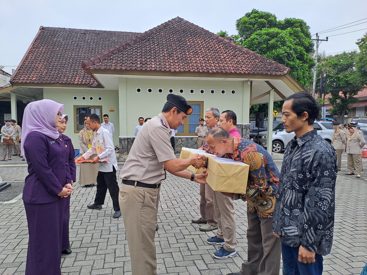 Kepala Kantor Pertanahan Kota Magelang Muhun Nugraha menyerahkan bantuan kepada masyarakat sekitar pada peringatan Hari Agraria dan Tata Ruang ke-64 di halaman kantor setempat, Selasa (24/9/2024).