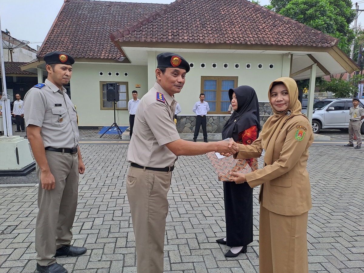 Kepala Kantor Pertanahan Kota Magelang, Muhun Nugraha menyerahkan sertifikat hak pakai kepada Pemkot Magelang dan Pemkab Magelang, Selasa (24/9/2024).