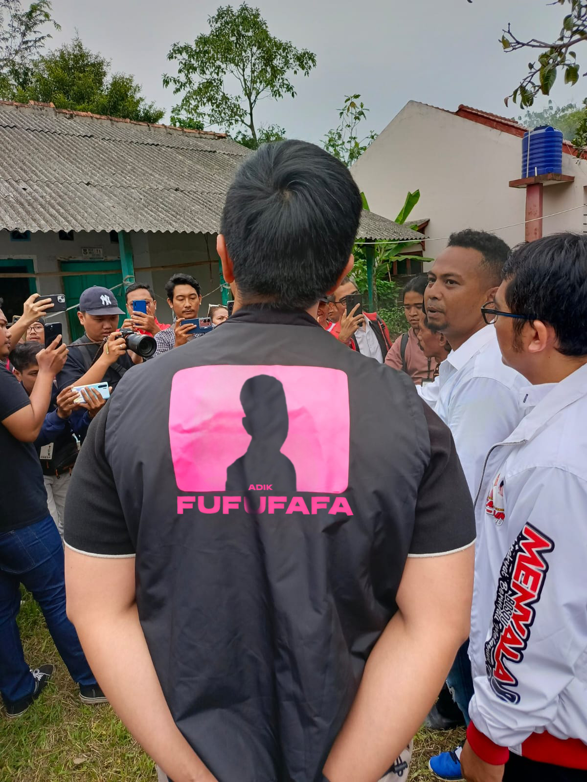 Netizen aplikasi X yang mengedit tulisan Putra Mulyono dengan tulisan Adik Fufufafa