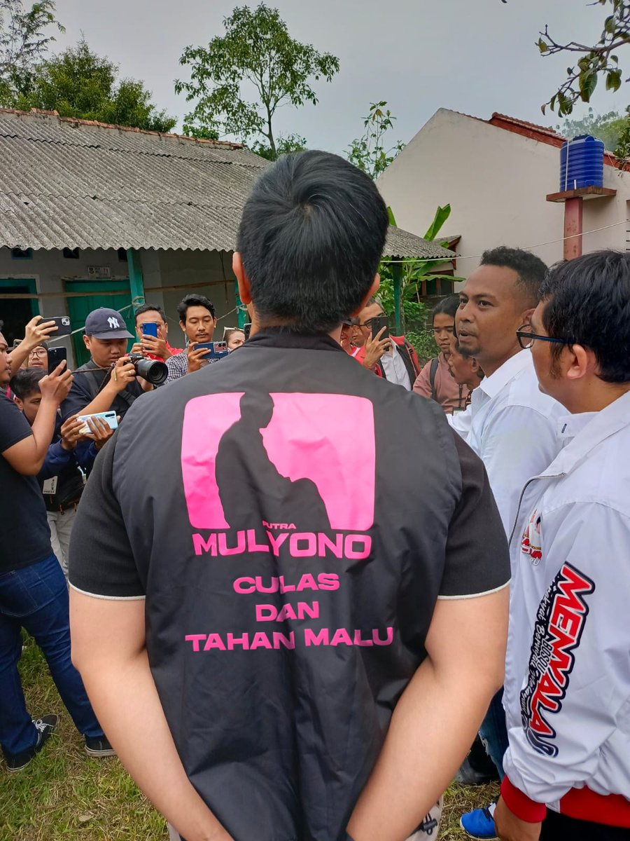 Editan netizen yang menantang Kaesang gunakan rompi bertulis