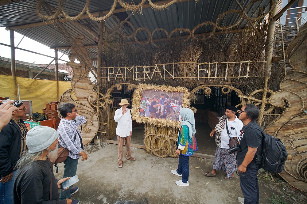 Budayawan Magelang Sutanto Mendut membuka pameran foto Festival Lima Gunung di Sanggar Saujana Keron, Krogowanan, Sawangan, Kabupaten Magelang, Rabu (25/9/2024)