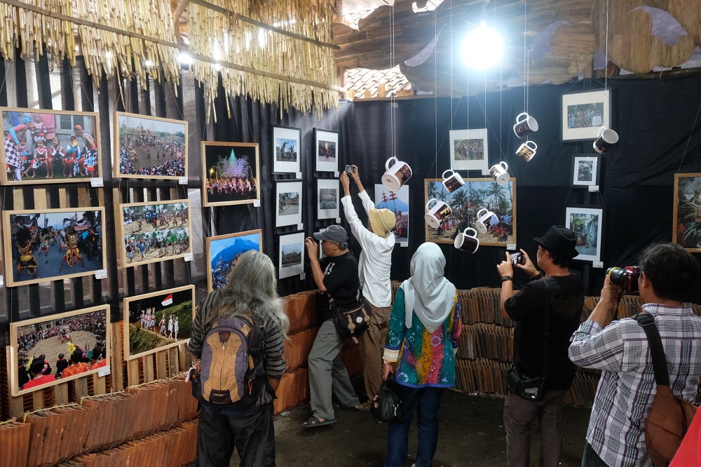 Pengunjung Festival Lima Gunung (FLG) XXIII melihat-lihat foto-foto perjalanan FLG yang dipotret oleh fotografer komunitas Rencang Lima Gunung Ring &frac12;.