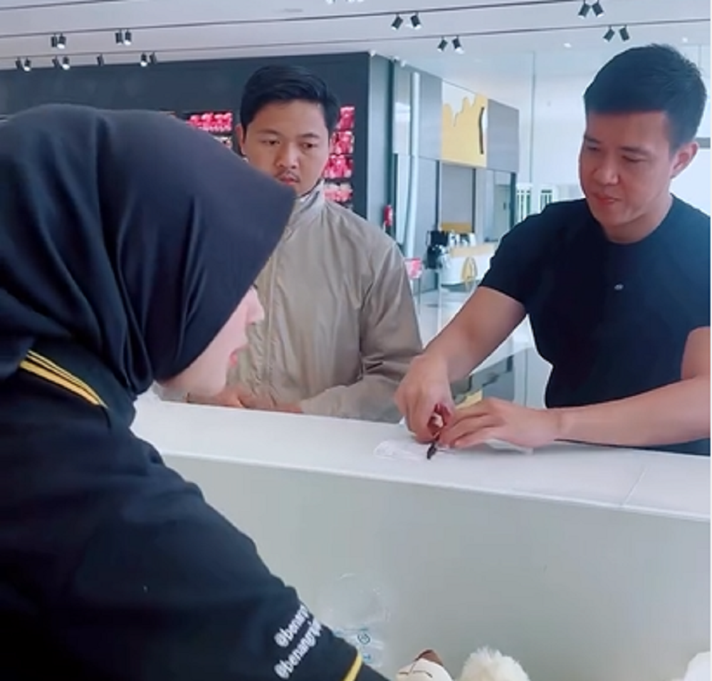 Kebaikan owner toko batik Benang Raja Ariawan Santoso (kanan) yang kerap menggratiskan pengunjung di tokonya mendapat banyak komentar positif dari para netizen.