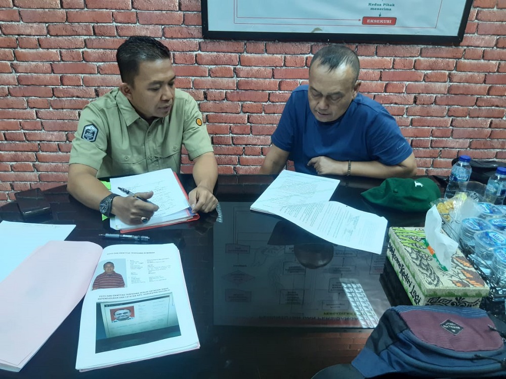 Kepala Cabang Kejari Semarang Muhammad Baharuddin (baju cokelat) melakukan eksekusi terhadapnya terpidana penyelundupan ekspor kayu Gaguk Sulistyo (baju biru).