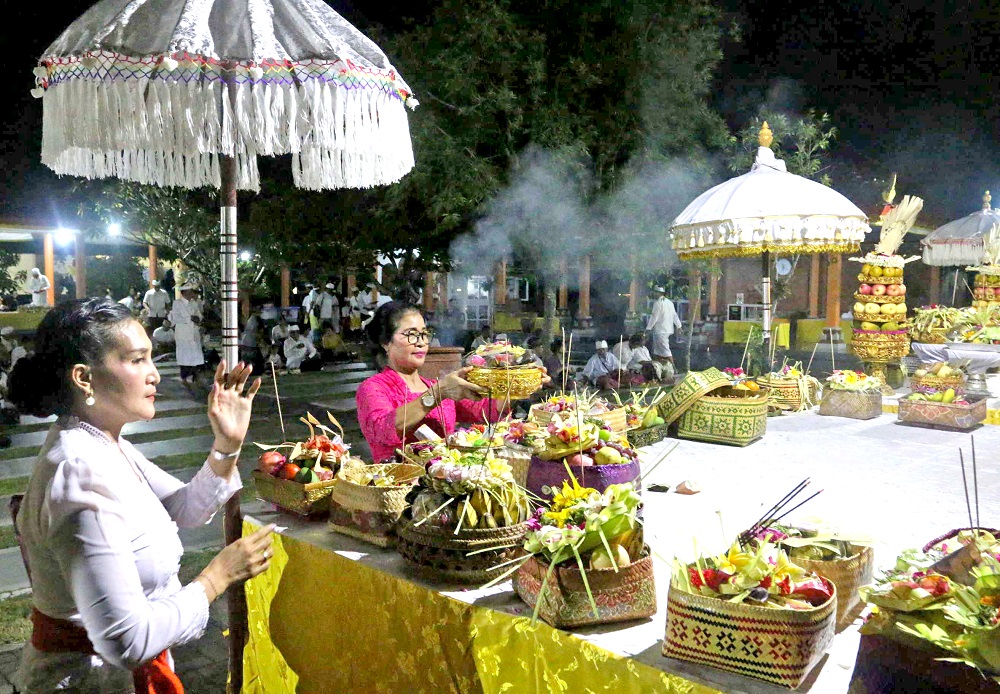 Umat Hindu mengikuti persembahan Hari Raya Galungan di Pura Agung Giri Natha Kota Semarang, Rabu (25/9/2024) malam.