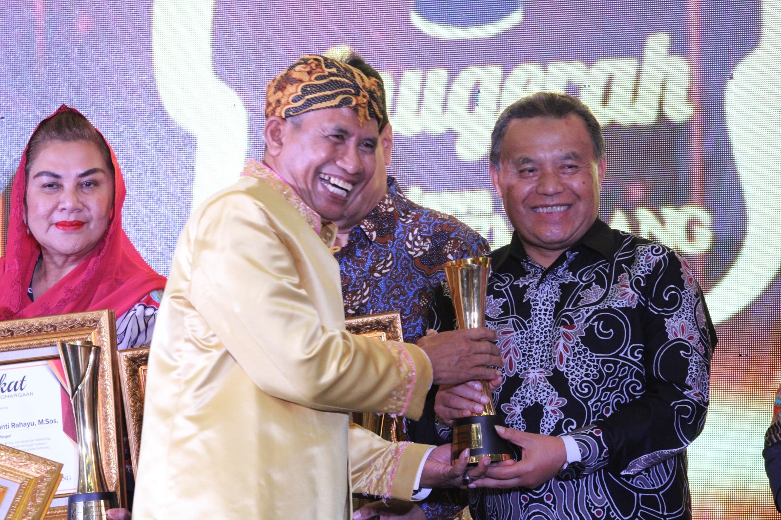 Wakil Bupati Muhammad Albar ketika menerima Anugerah Jawa Pos Radar Semarang pada Jumat (20/9/2024) di Grasia Convention Semarang.