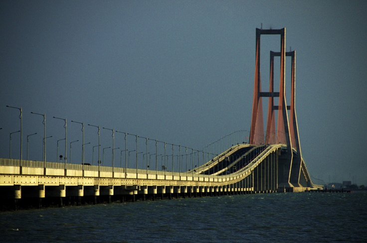 Jembatan Suramadu menjelang malam hari
