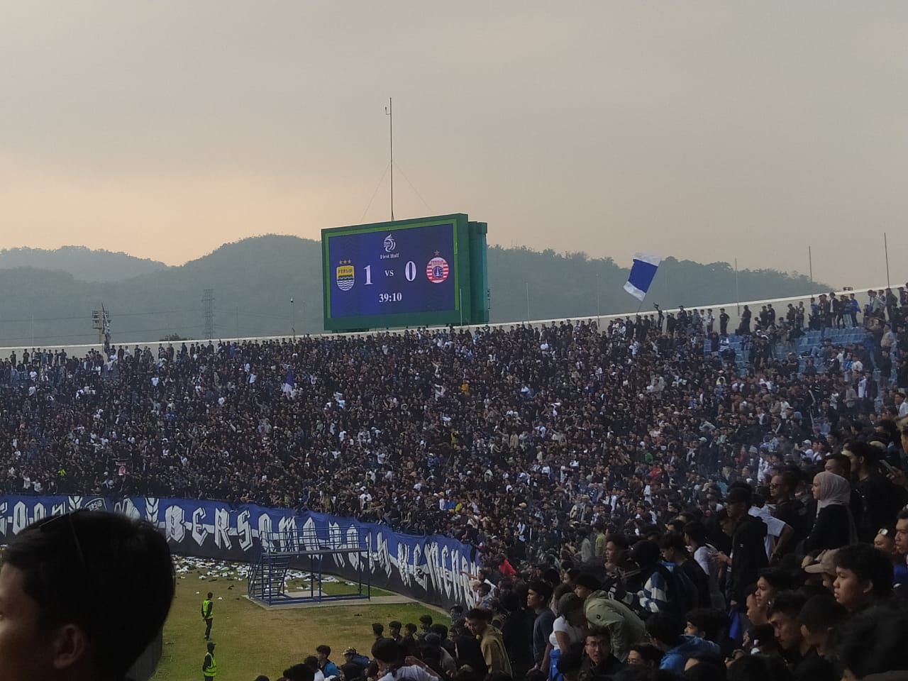 Bobotoh saat menyaksikan pertandingan Persib vs Persija di Stadion Si Jalak Harupat, Bandung.