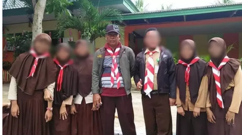 David Hakim bersama para siswa-siswi sedang melakukan kegiatan Pramuka.