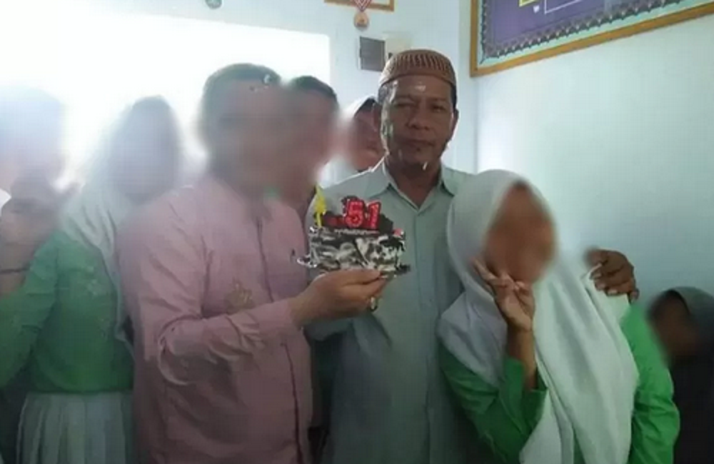 David Hakim mendapatkan kejutan ulang tahun dari para siswa-siswi di tempatnya mengajar.