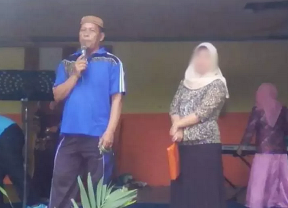 David Hakim saat berada di atas panggung, mungkin sedang menyampaikan sambutan