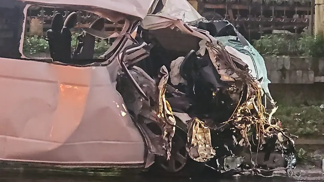 Mobil yang ringsek setelah tabrakan di jalur Selomerto, Wonosobo, Jumat (27/9/2024) dini hari.