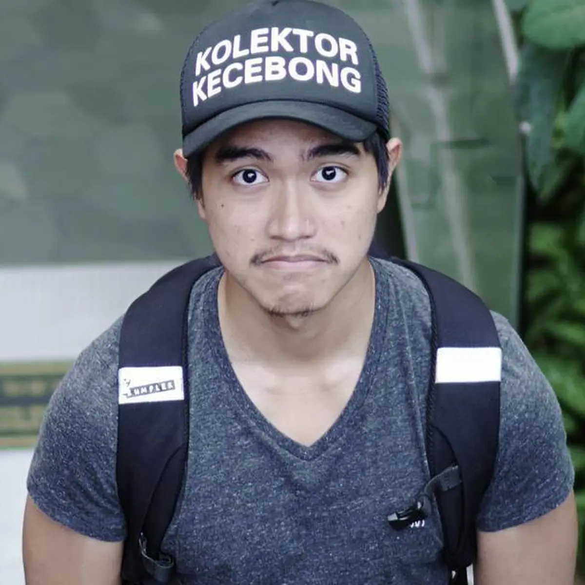 Kaesang  yang tengah menggunakan topi bertulis Kolektor Kecebong.