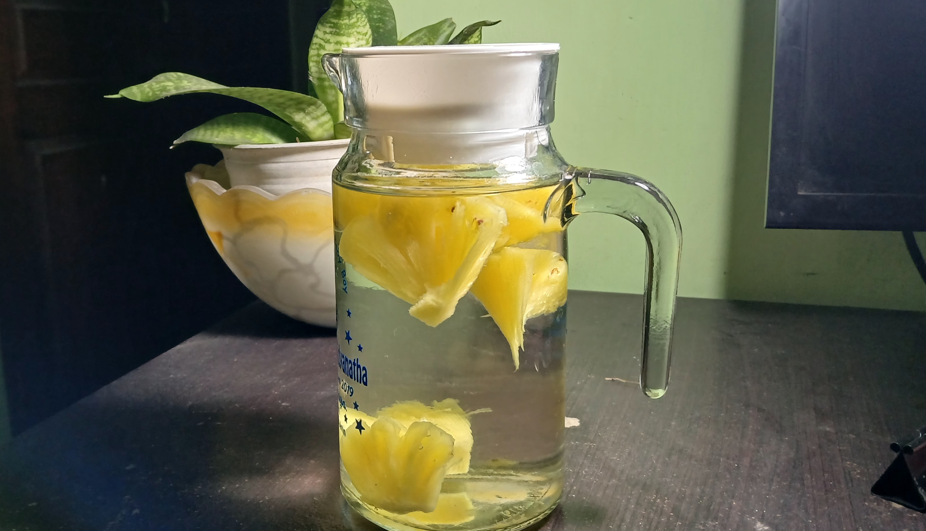 Infuse water dari buah nanas rasanya menyegarkan dan banyak manfaatnya.