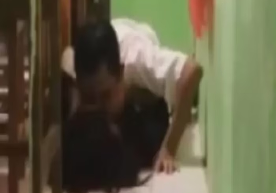 Viral video tidak senonoh yang melibatkan dua pelajar dari SMA dan SMP telah beredar luas di media sosial.