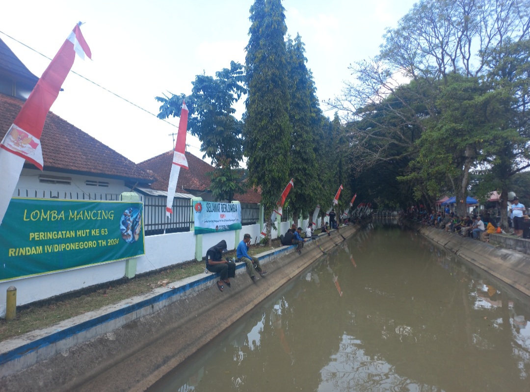 Keluarga besar Rindam IV/Diponegoro dan masyarakat sekitar mengikuti lomba mancing