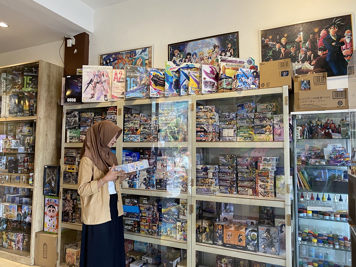 Pengunjung melihat-lihat koleksi mainan di Galeri Cafe & Toys Galery.