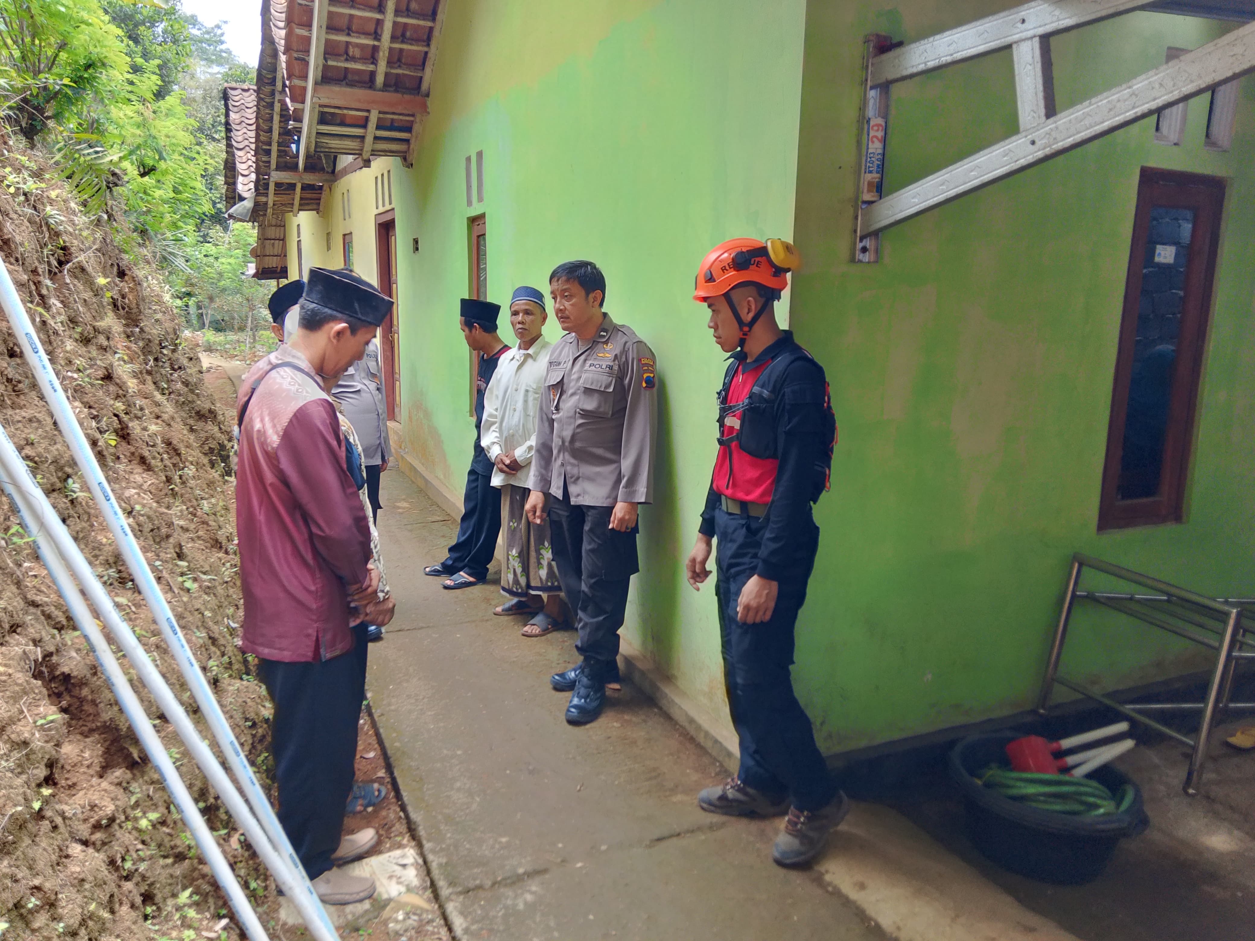 Petugas ketika bertemu dengan keluarga korban yang meninggal akibat terjatuh dari pohon mahoni kemarin di Desa Grugu, Kaliwiro.