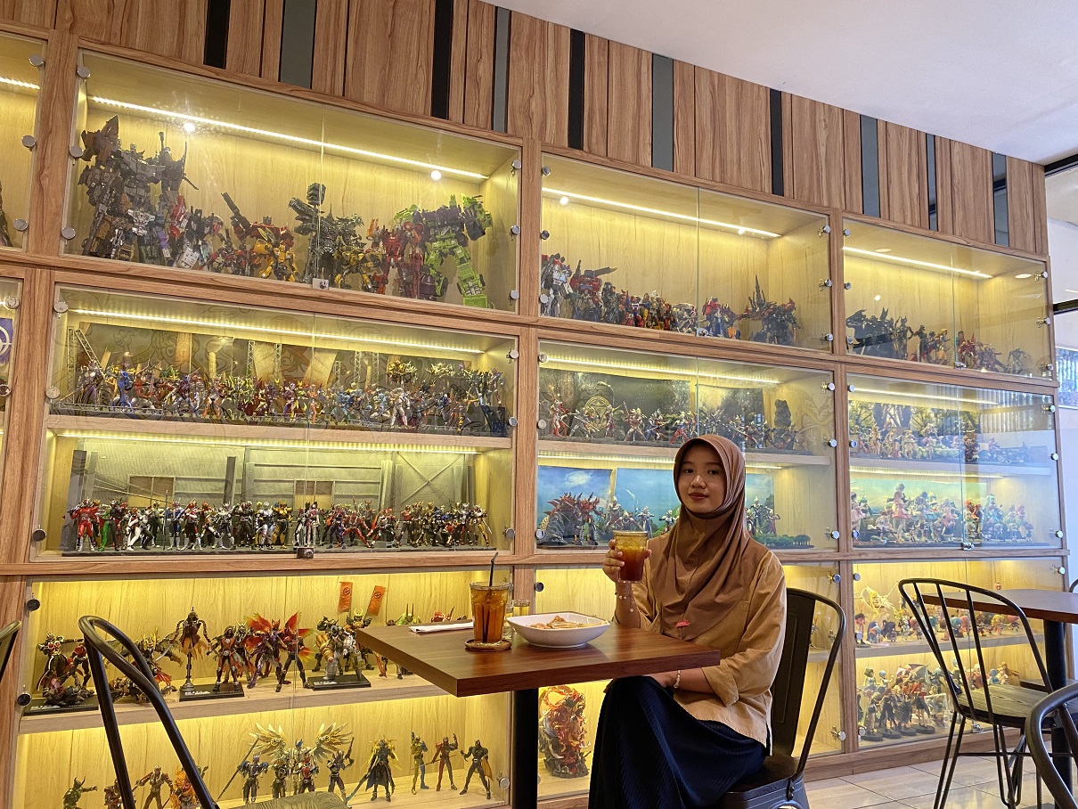 Suasana di dalam kafe Galeri Cafe & Toys Galery yang menarik karena ada etalase action figure.
