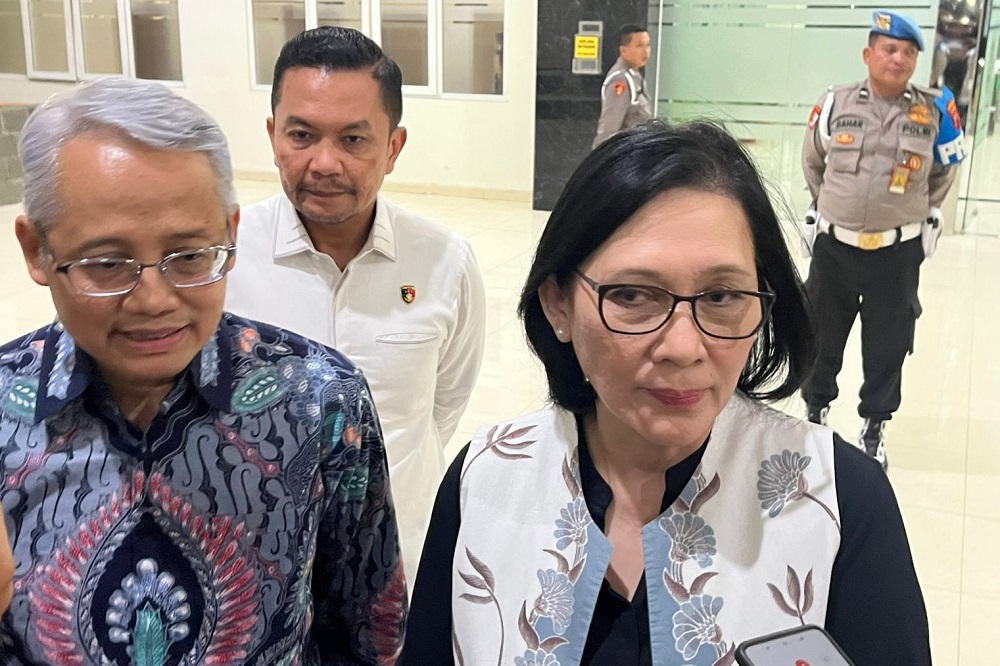 Inspektur Jenderal Kemenkes Murti Utami didampingi Sekjen Kemenkes Kunta Wibawa Dasa Nugraha saat di Mapolda Jateng, Senin (30/9/2024).