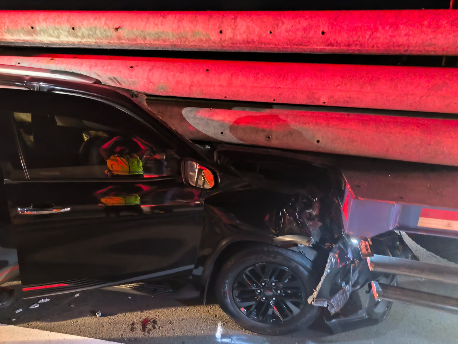 Kondisi mobil Fortuner yang ditumpangi Kapolres Boyolali menabrak truk tronton bermuatan tiang listrik di tol Semarang-Batang, Selasa (1/10/2024) sekitar pukul 01.25