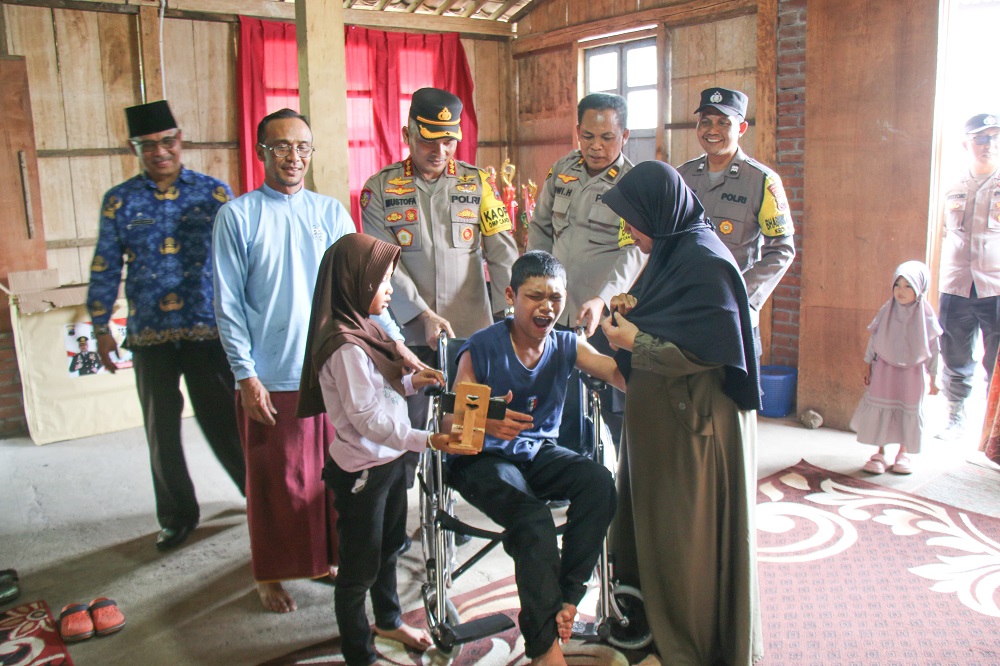Kapolresta Magelang Kombes Pol Mustofa menyerahkan bantuan kursi roda bagi penyandang disabilitas, Selasa (1/10/2024).