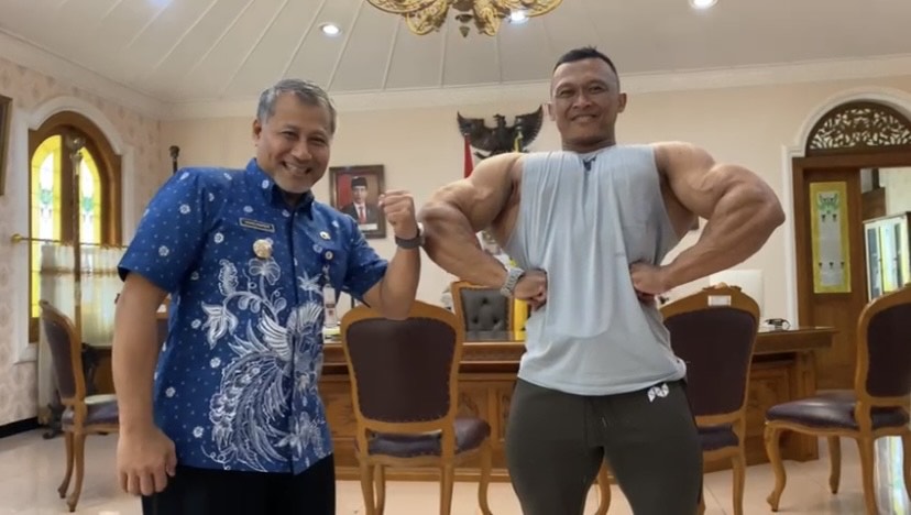 Atlet binaraga dari Dusun Braman, Desa Jambon, Gemawang, Fani Fuadi menunjukkan ototnya di hadapan Pj Bupati Temanggung Hary Agung Prabowo.