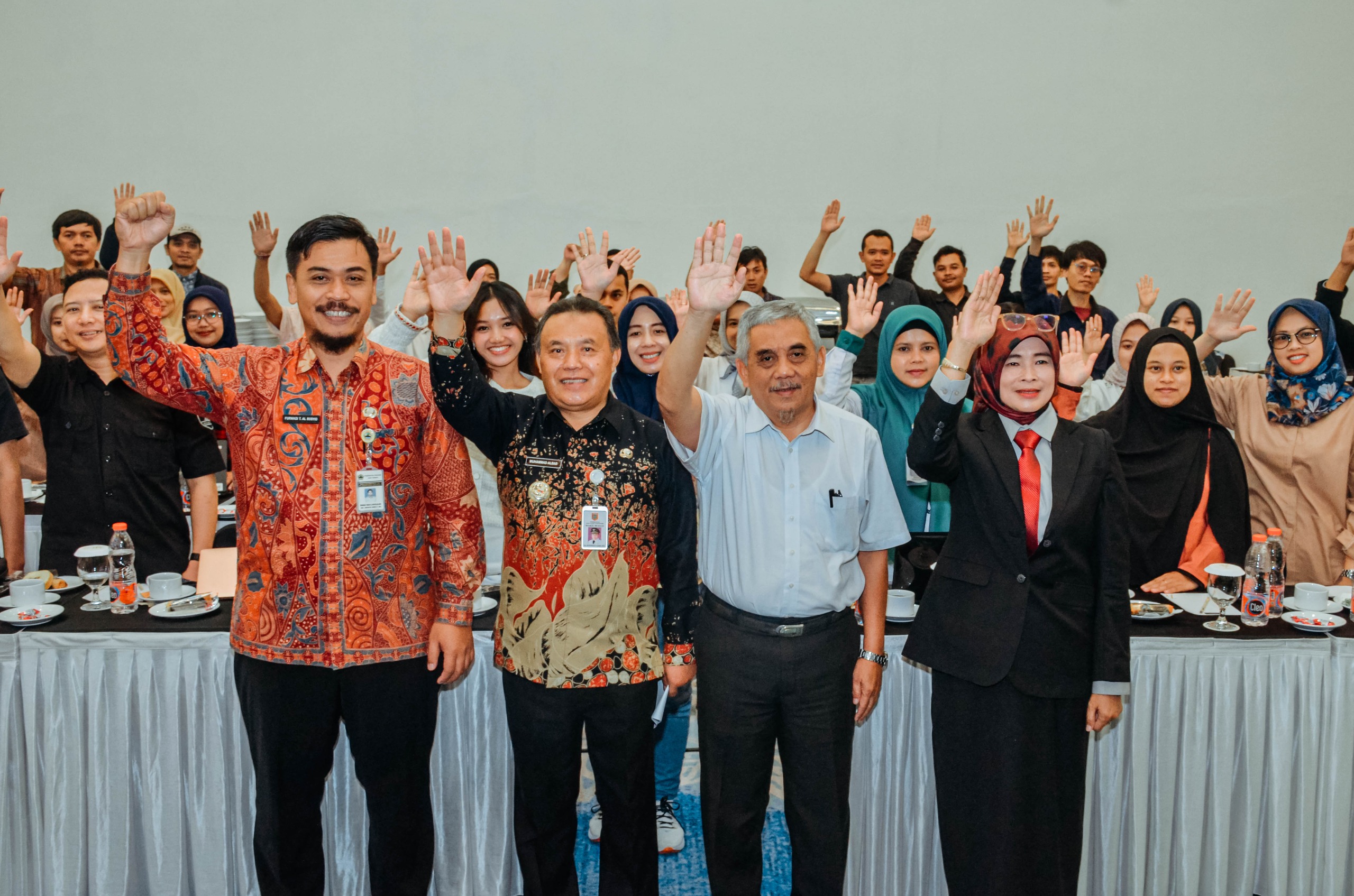Plt Bupati Wonosobo, Muhammad Albar didampingi Sekda One Andang dan Kepala DPMPTSP Retno Syafariyati saat berfoto bersama pelaku usaha di Wonosobo.