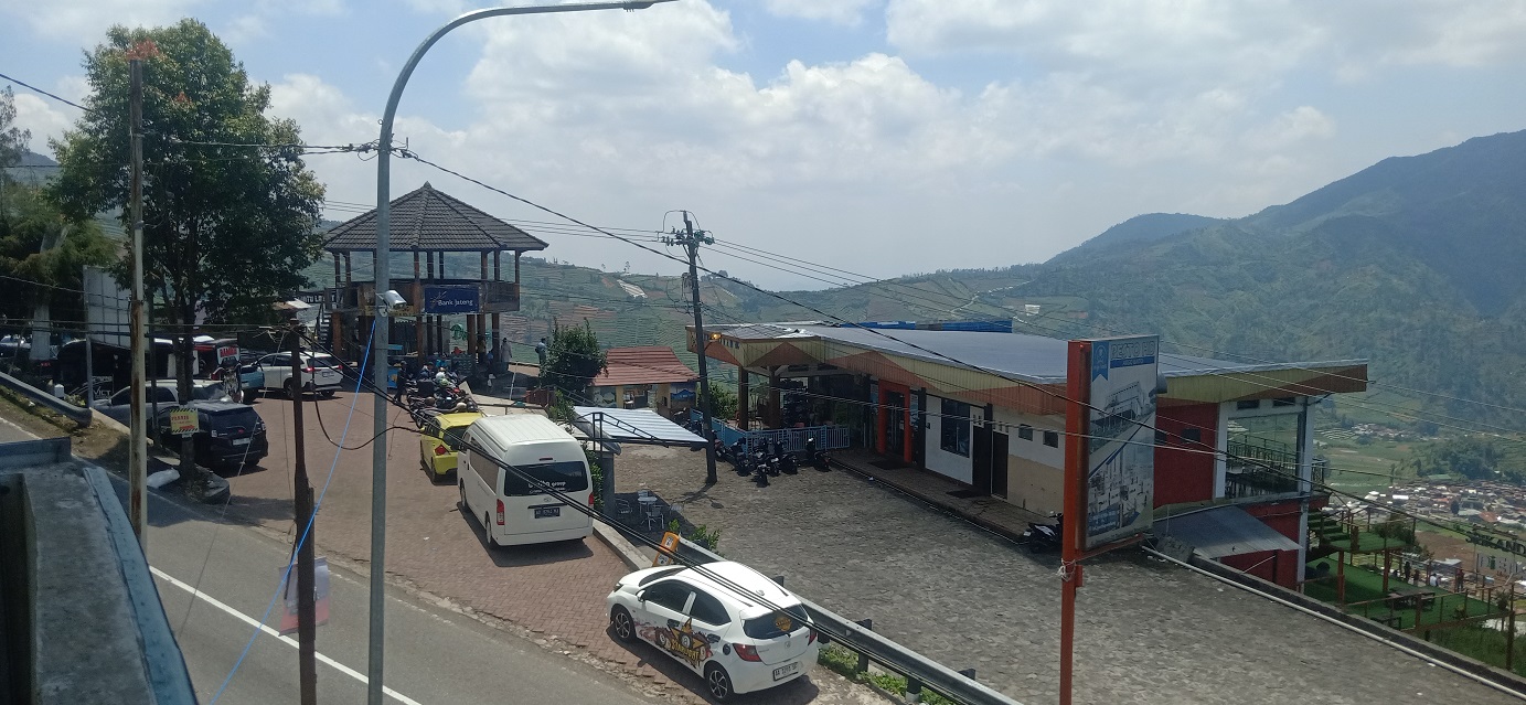 Tarif parkir di kawasan gardu pandang Sitieng, Kejajar, Wonosobo dikeluhkan karena mahal. Area tersebut dikelola pribadi.