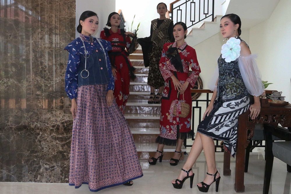 Para model peragakan busana batik karya 21 desainer asal Jawa Tengah di Wimarion Hotel Semarang, Rabu (2/10/2024).