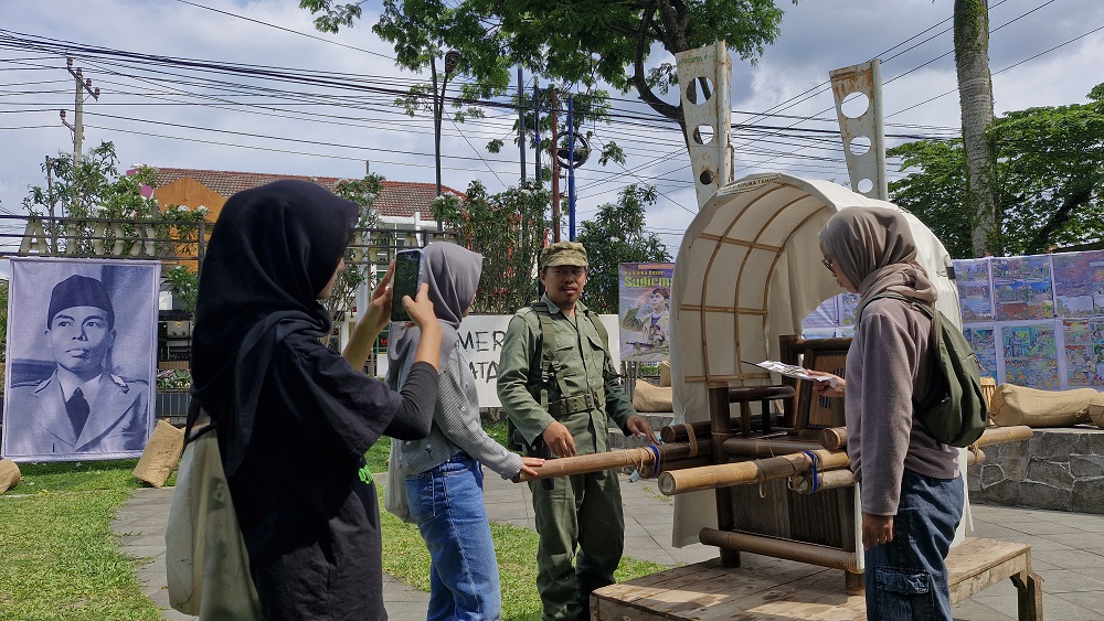 Pengunjung tertarik mengabadikan replika tandu Jenderal Sudirman di event Museum Sudirman 2024 yang digelar di Taman A Yani, Badaan, Kota Magelang.