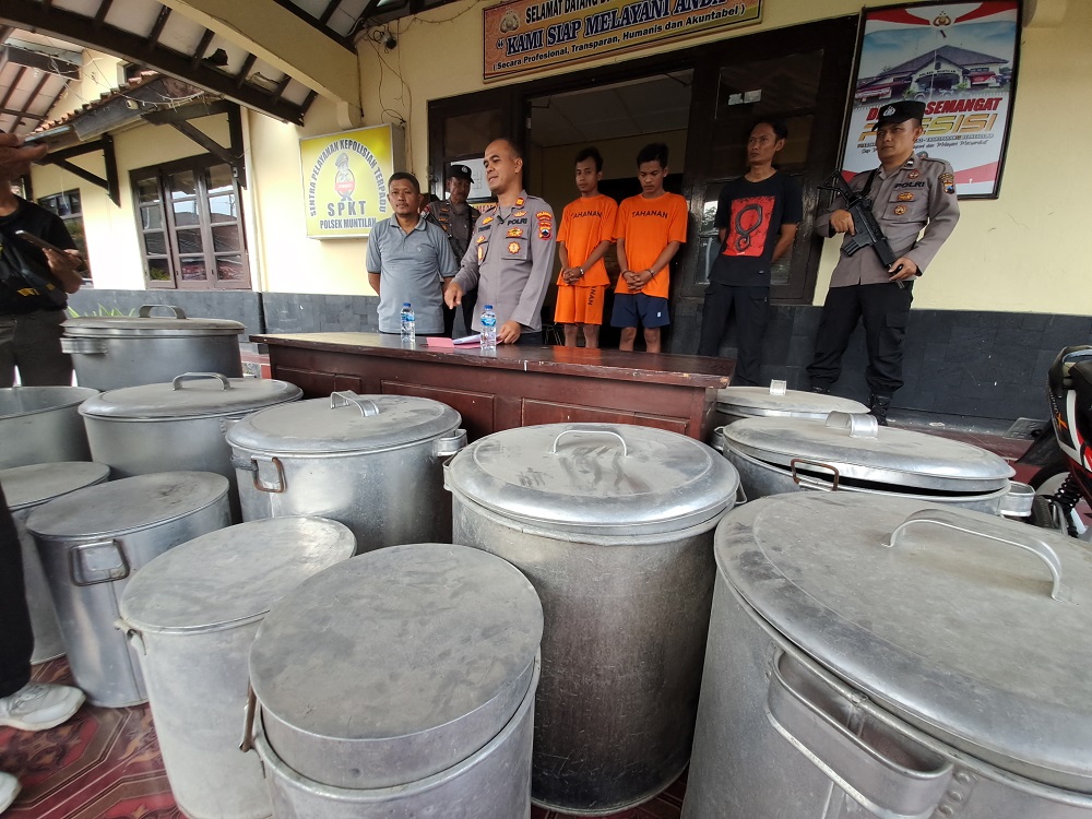 Dua dari tiga pelaku pencurian 12 dandang bakso milik PT Granat Sinar Mandiri saat konferensi pers di Mapolsek Muntilan Magelang, Rabu (2/10/2024) sore.