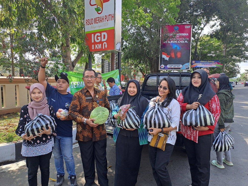 Gerakan ASN Beli Sayuran yang digelar Dinas Pertanian dan Pangan Kabupaten Magelang, Rabu (2/10/2024). Kegiatan ini untuk membantu petani kubis dan tomat yang harganya sedang merosot.