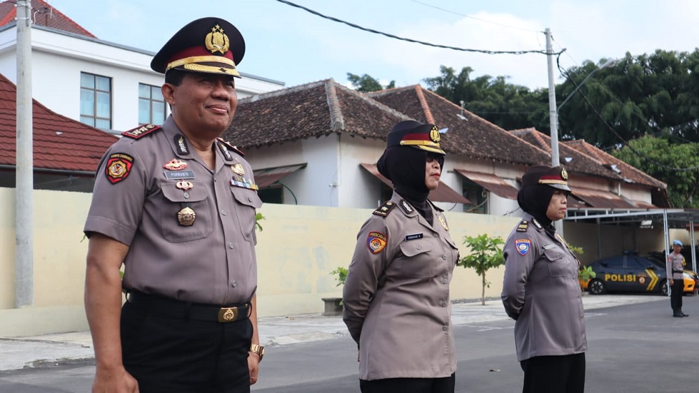 Anggota Polres Magelang Kota AKBP Purwanto, Kompol Endang Rokhaningsih dan AKP Sumarni mendampatkan kenaikan pangkat pengabdian.