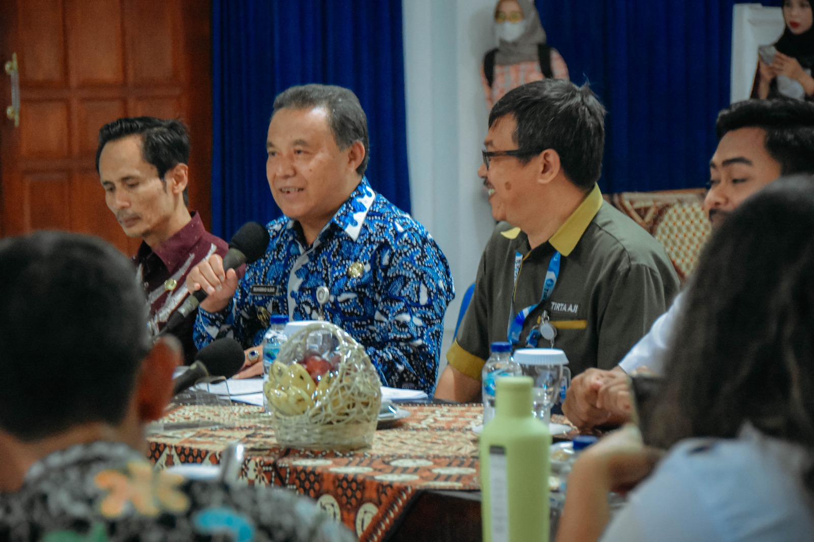 Plt Bupati Wonosobo Muhammad Albar didampingi Dirut Perumda Tirta Aji Muhammad Sjahid menyambut tim monitoring program NUWSP di Aula Perumda.