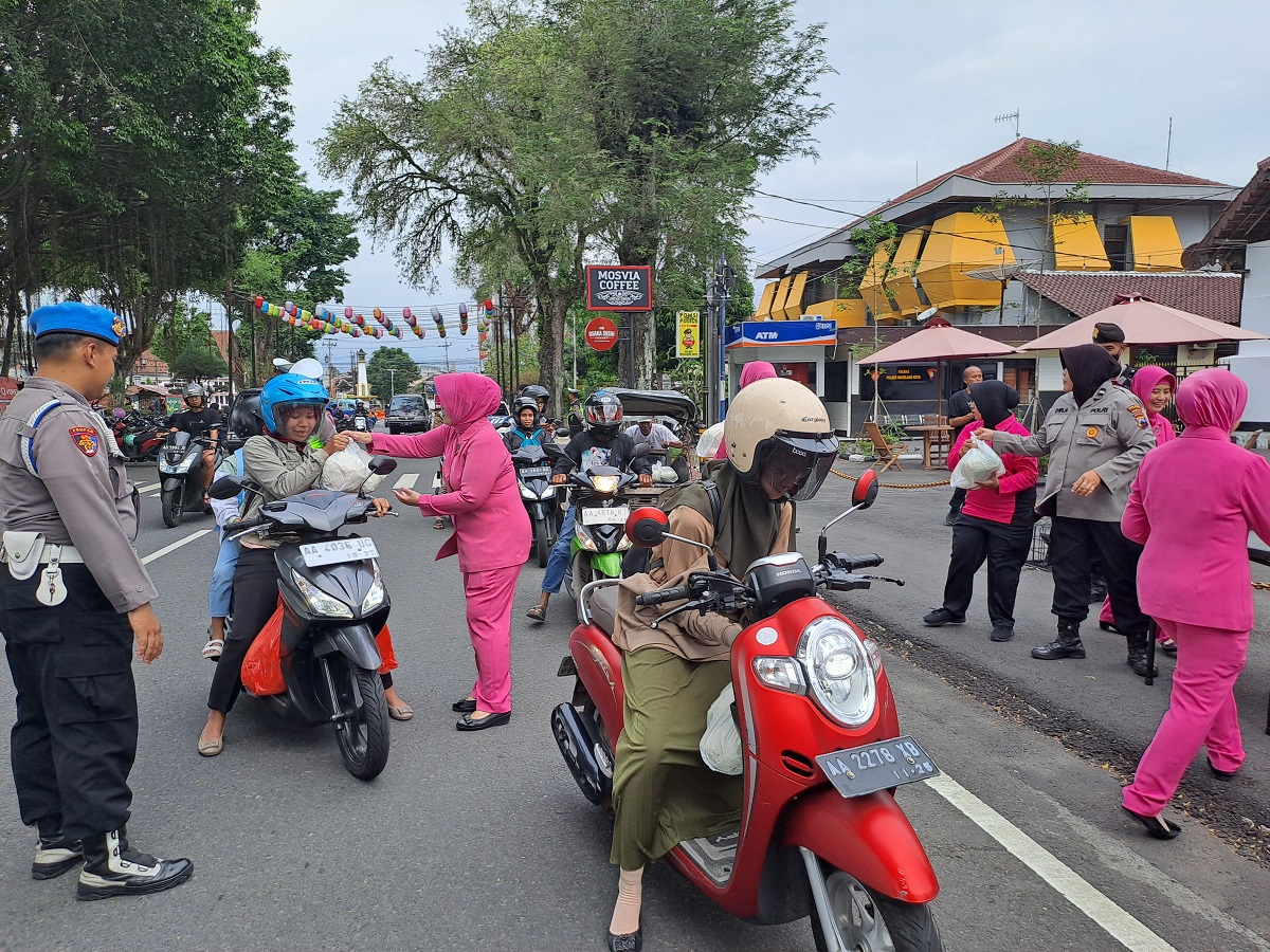 Polwan Polres Magelang Kota bersama Bhayangkari membagikan kubis gratis.