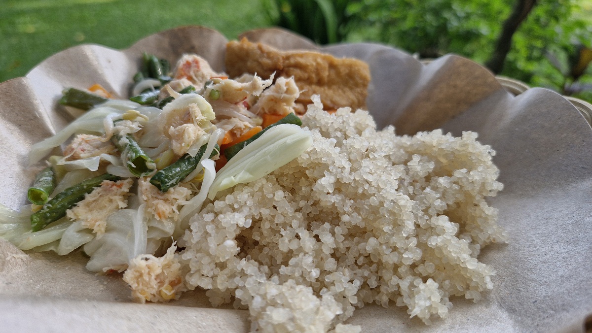 Nasi oyek disajikan dengan urap pedas. Nasi ini menjadi konsumsi Jenderal Sudirman ketika masa perjuangan kemerdekaan.